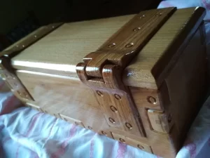 Lakirana drvena kutija