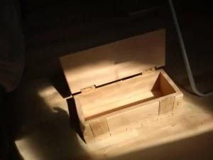 Lakirana drvena kutija