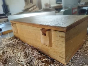 Ukrasna kutija za nakit i sitnice u obliku knjige s motivom zmaja