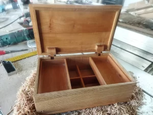 Ukrasna kutija za nakit i sitnice u obliku knjige s motivom zmaja